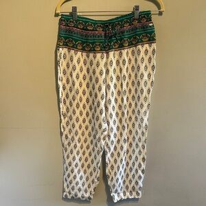 🌸O'Neill White and Green Patterned Capris